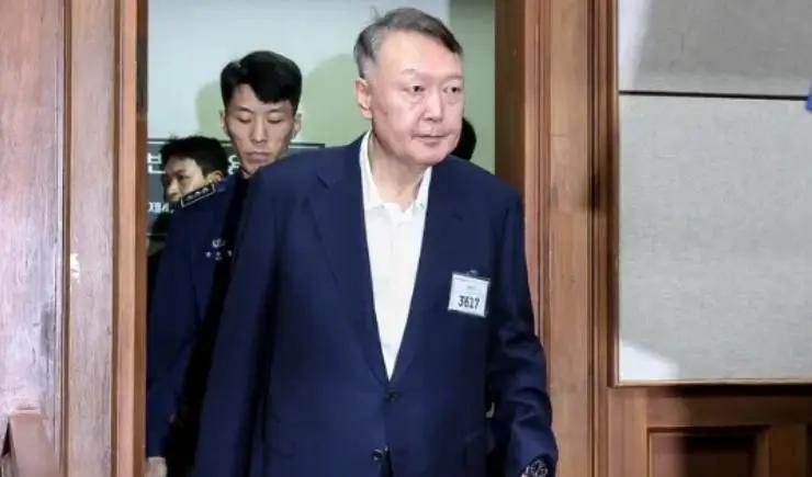 11月3日，在尹锡悦涉嫌内乱案的庭审现场，韩国人感到后怕，特种部队指挥官作证：当