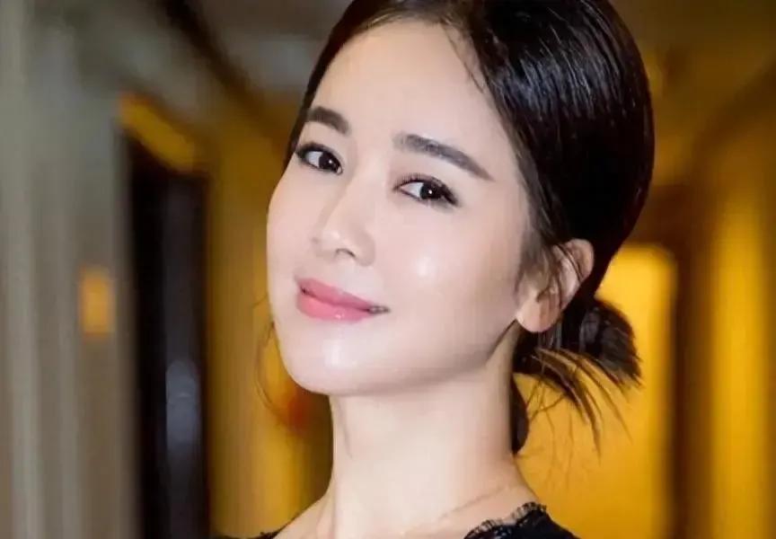 左小青年轻的时候很美，像韩国女明星。
现在上了年纪，胖的都认不出本来面目。
腮帮