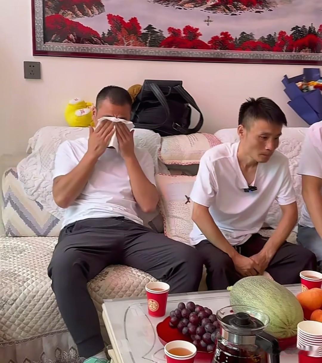 小石今天回到老家，见到了家里人。不自觉的都流下了眼泪，一年都没有回家，父母和奶奶