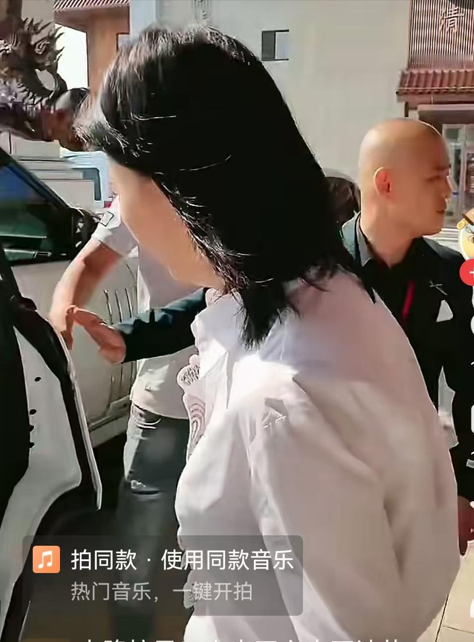 明星出门，开车门的不是保镖，是她亲弟弟。
闫学晶身后那个光头壮汉，叫闫大黑。
他