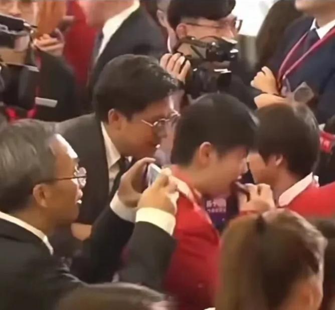 #全红婵霍启刚热聊# 霍启刚拉全红婵聊天，全妹是不是得叫姐夫啊？郭晶晶的师妹，全
