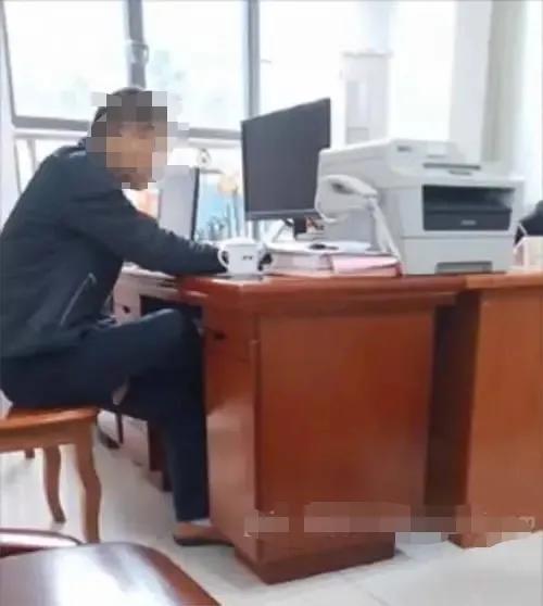 兴宁市卫健局工作人员上班时玩手机被市民曝光

据梅州168网友爆料，今天（11月