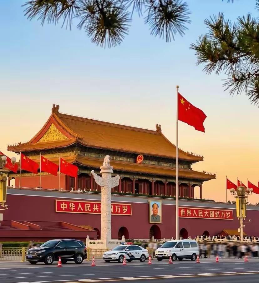 天安门广场上，五星红旗迎风飘扬，庄严而美丽。