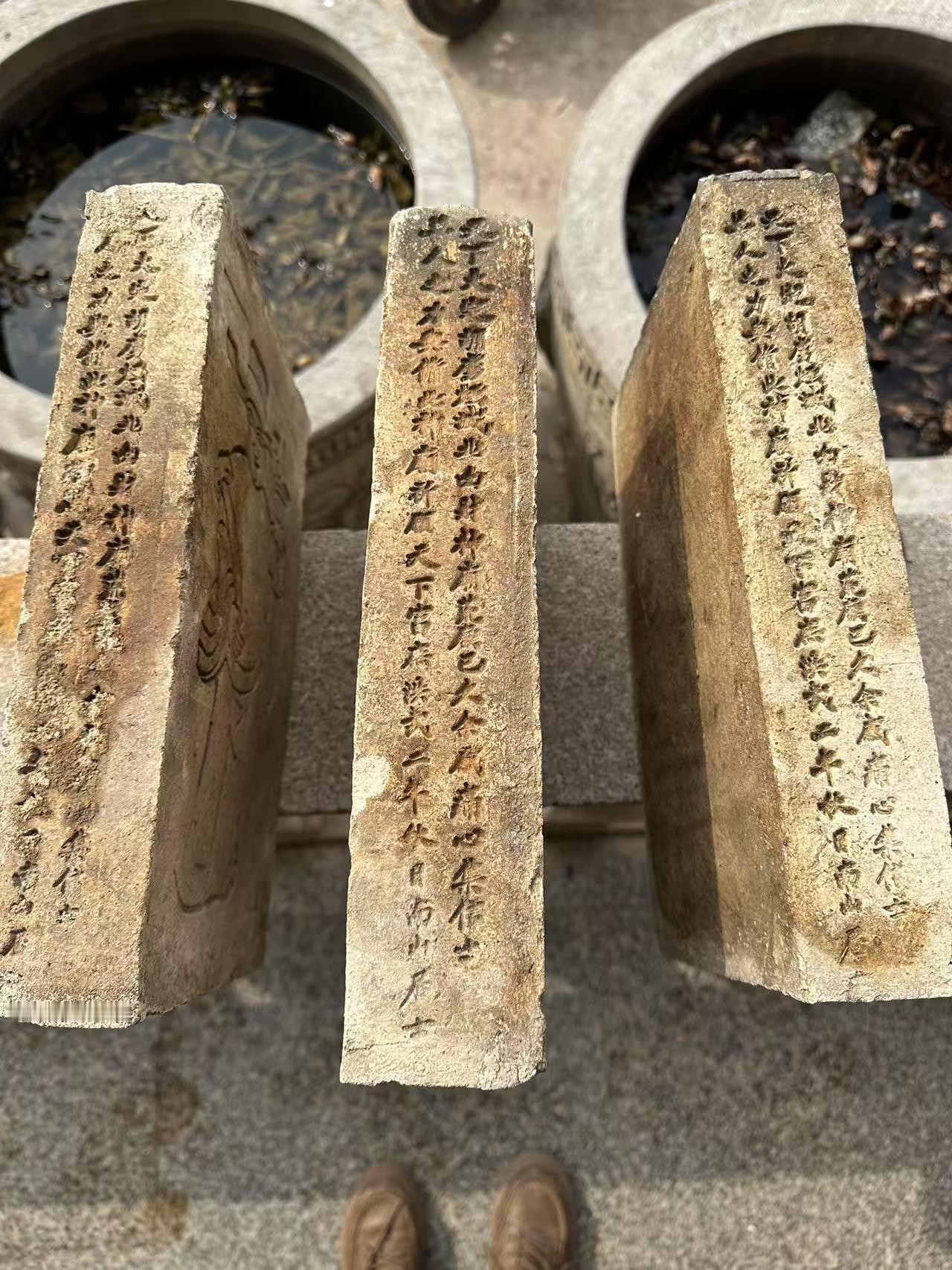 明代洪武二年的财神庙砖。中间是财神左右，两边是善财童子，手持如意和聚宝盆，象征着