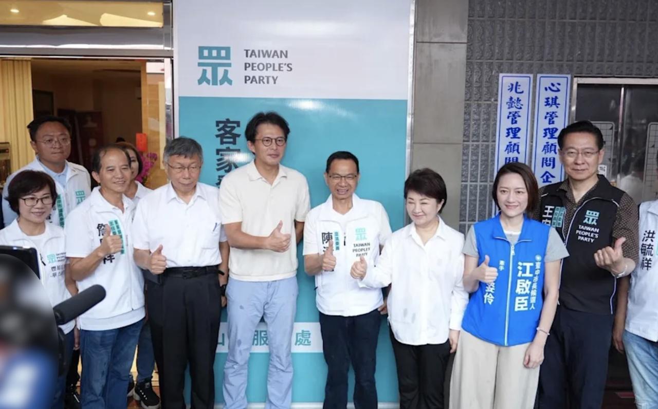 卢秀燕同框柯文哲！跨党站台民众党服务处，蓝白合2.0从台中起跑？

国民党台中市