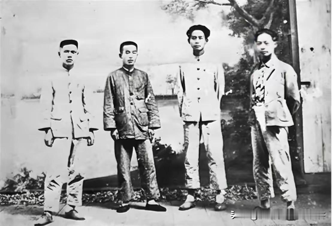 2009年，开国上将朱良才的后人在翻修老房子时，在房梁上无意间发现一张珍贵的老照