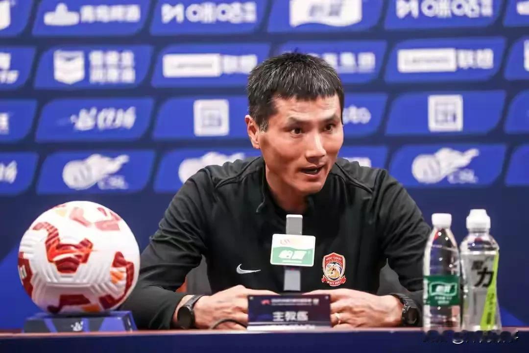 中国男足的新教练选了邵佳一，
45岁，年富力强。

当年也是少数几个中国旅欧有比