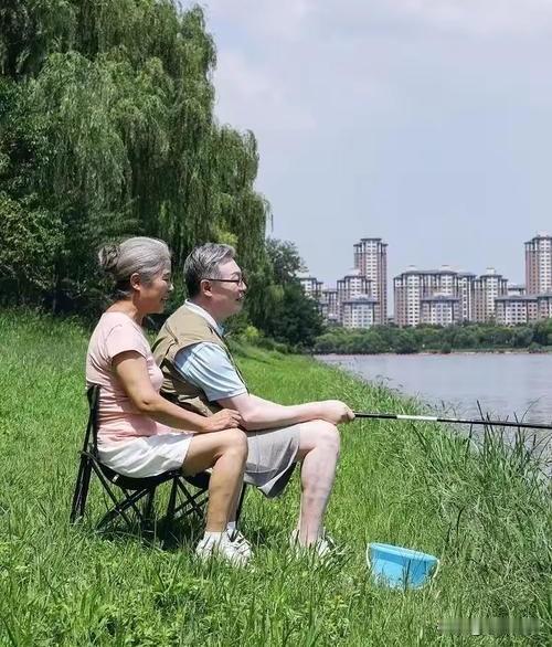 退休后哪些行为会自断后路：其一，卖掉自己的房子，搬去和子女同住；其二，把养老卡或