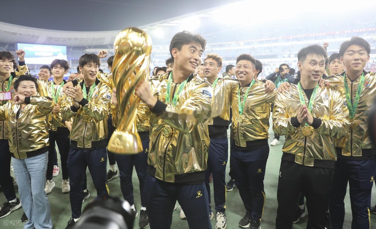苏超总决赛结束了，泰州队捧起了“苏力神杯”！谁能想到，这个夏天，点燃球迷热情的居