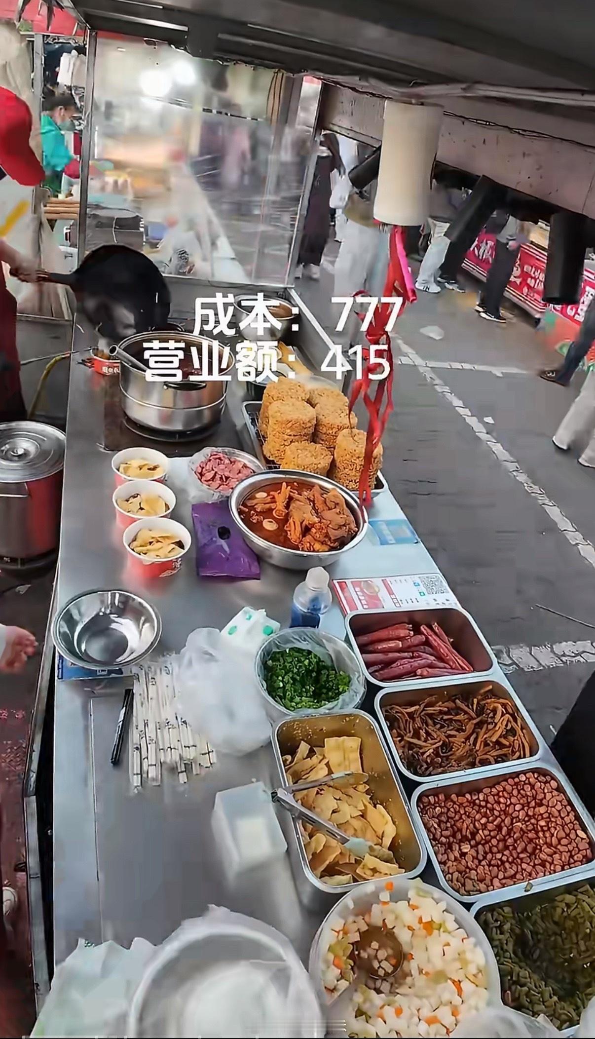 【再也不敢小瞧任何摆摊的了】
        谁都想体面的生活，摆摊也是一种选择