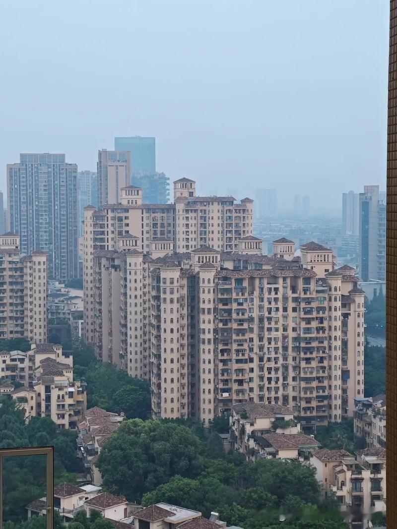 随手一拍都是治愈系的感觉，这种温柔的蓝和软乎乎的云，一天的疲惫都被吹散了。