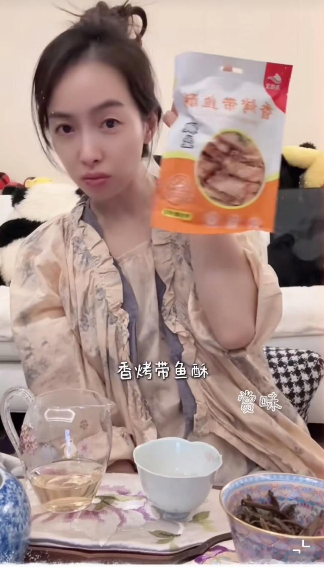 拜托这个小宋茜可是零食大王宋茜竟然是李佳琦超粉