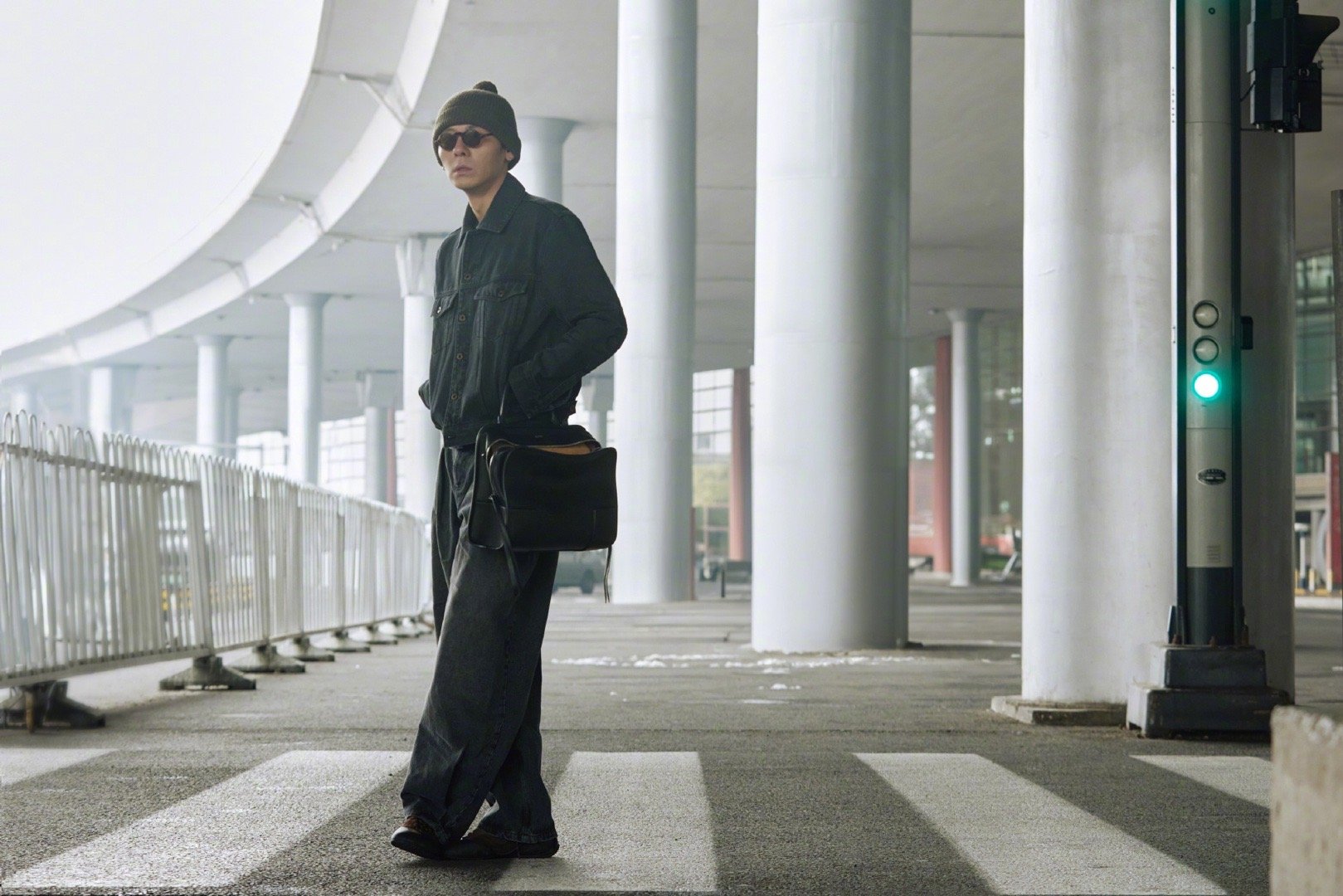 蒋奇明live没有一帧废镜头 蒋奇明这组live最难得的是自然，他站在那里不动都