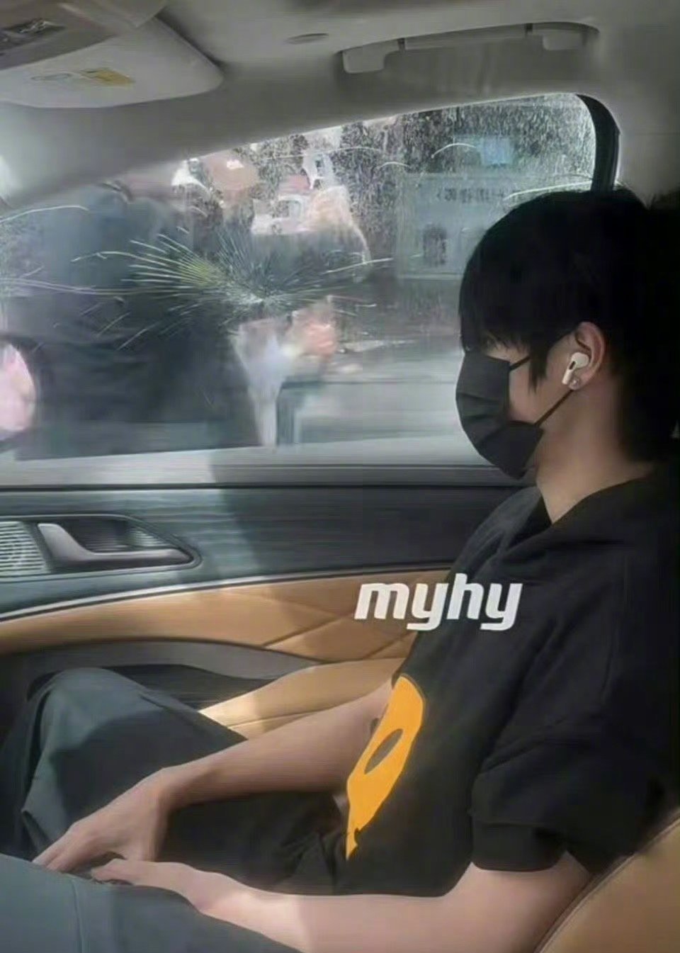 TF三代朱志鑫在车里被私生怼脸拍，朱志鑫想赶走ss然后私生一肘击碎车窗，太可怕了