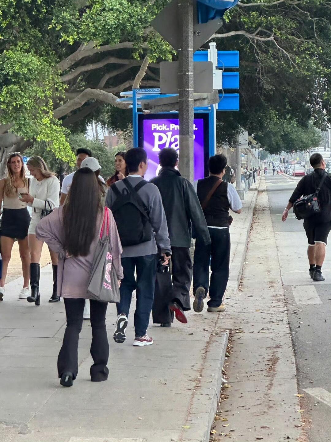 洛杉矶偶遇朱一龙！！洛杉矶偶遇朱一龙网友洛杉矶偶遇朱一龙 ​​​