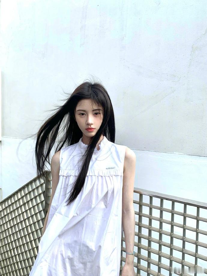 #鞠婧祎七夕随拍##鞠婧祎清冷疏离感# 七夕佳节，鞠婧祎的随拍让人陶醉😻！清冷