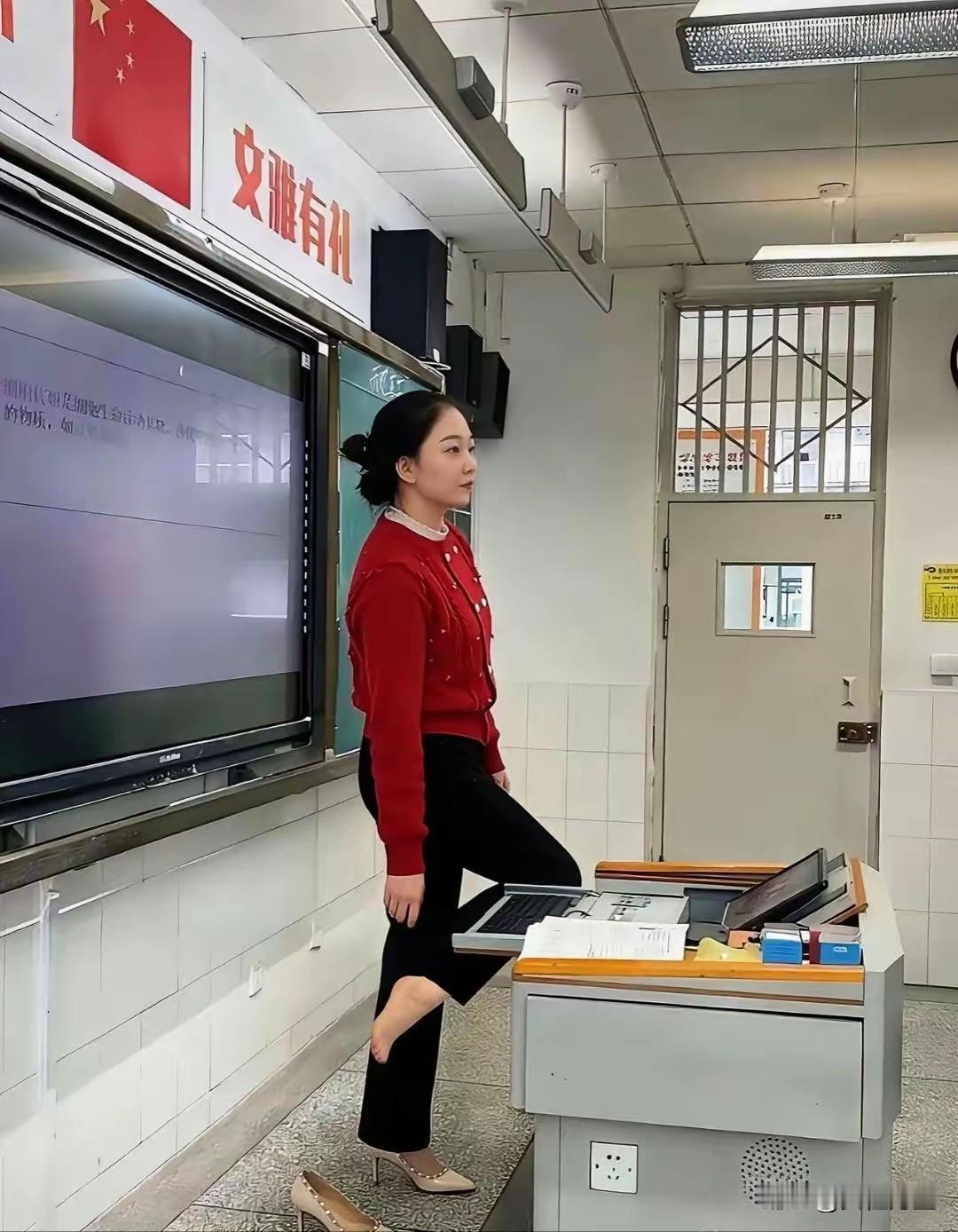 老师辛苦了，穿着高跟鞋，给孩子们上课，一站就是一整天，真的辛苦了