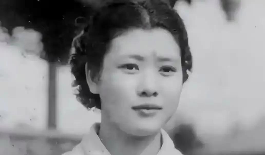 此人名叫施旦，是汪精卫的机要秘书兼情人，1938年汪精卫在越南公开投日后，她义无