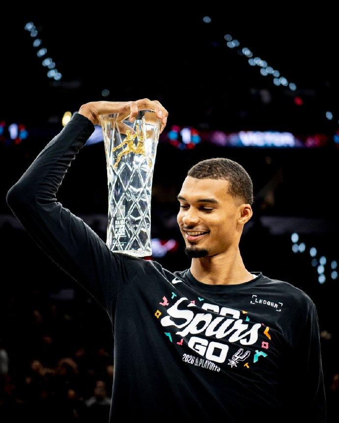 文班亚马赛前获得DPOY奖杯！
目前他是最年轻的DPOY，也是NBA历史上首位全