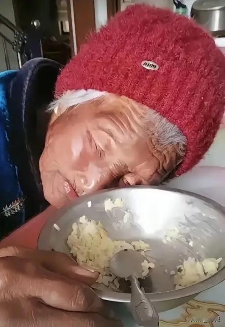 饭桌上骤然离世的八旬老人，藏着子女一生的遗憾。
 
一位80多岁老人吃饭时，忽然