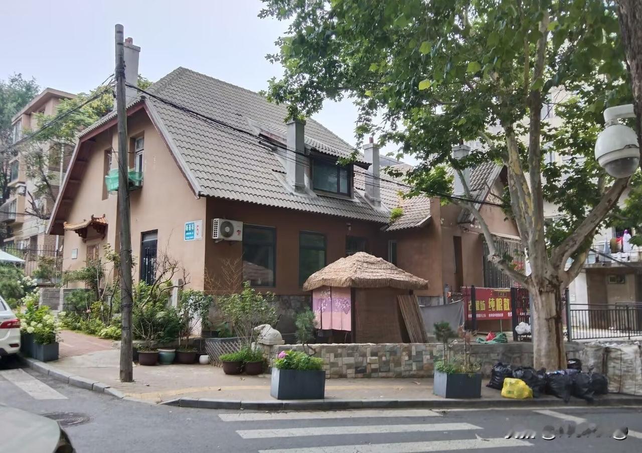二十世纪八十年代前，吉林省长春市东朝阳路、西民主大街、建设街等地，这类设计独具匠