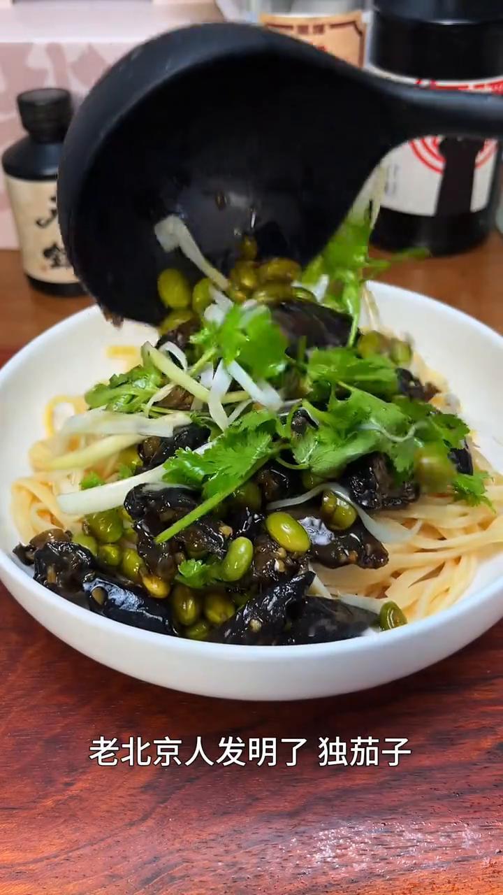 独茄子。
没有油又想吃口烧茄子，老北京人发明了独茄子。
·圆茄子洗干净了，搁在案