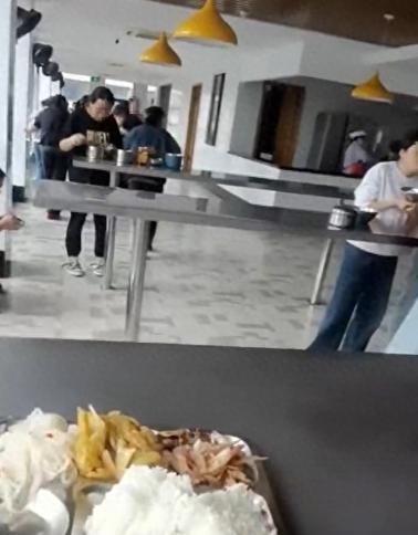 4月30日，温州一公司食堂没椅子！员工全站着或坐窗台扒饭，公司说是学外国提效率，