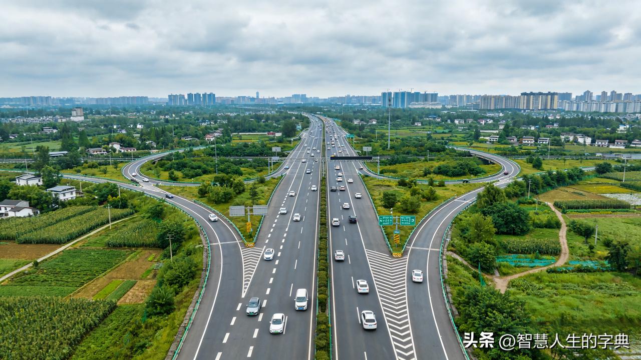 近期成都交管局推进绕城高速智慧化改造，应急车道弹性开放再迎新进展。

先期试点路