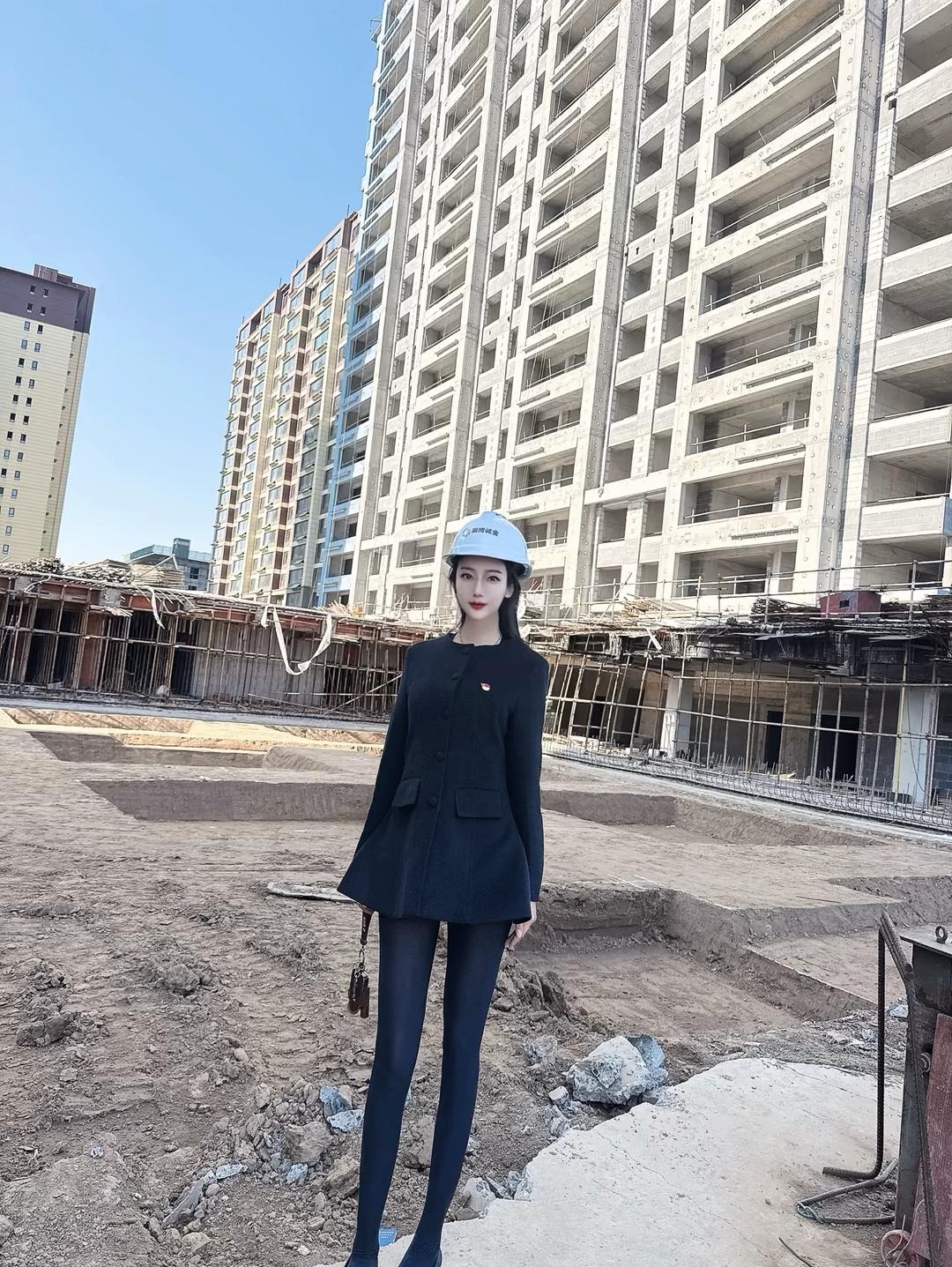 今天陪美女老板工地视察
 
工地的风总带着粗粝的劲儿，卷着水泥灰和新翻泥土的腥气