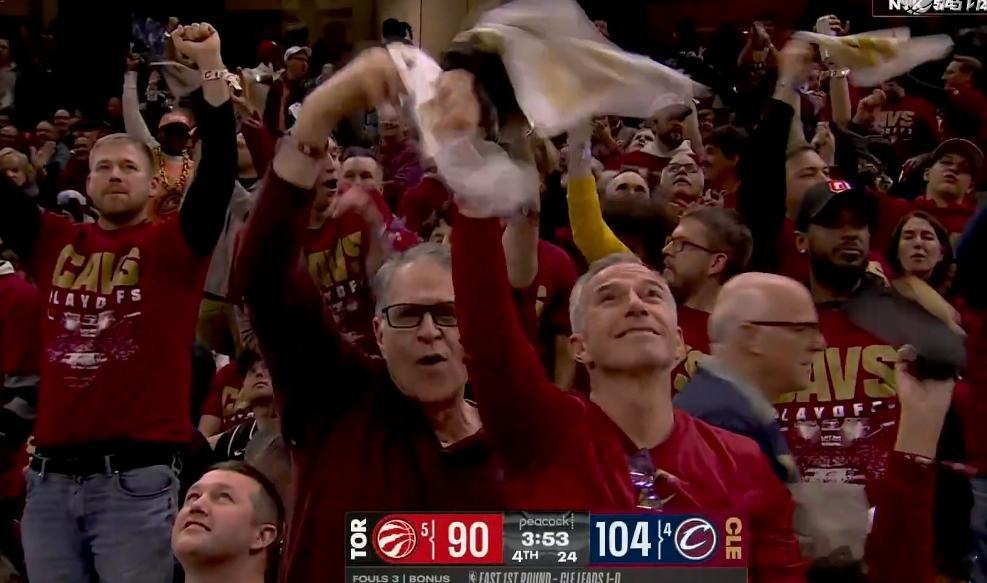 登哥和米切尔这状态太好了！一会再压压节奏，这比赛基本拿下了！ 