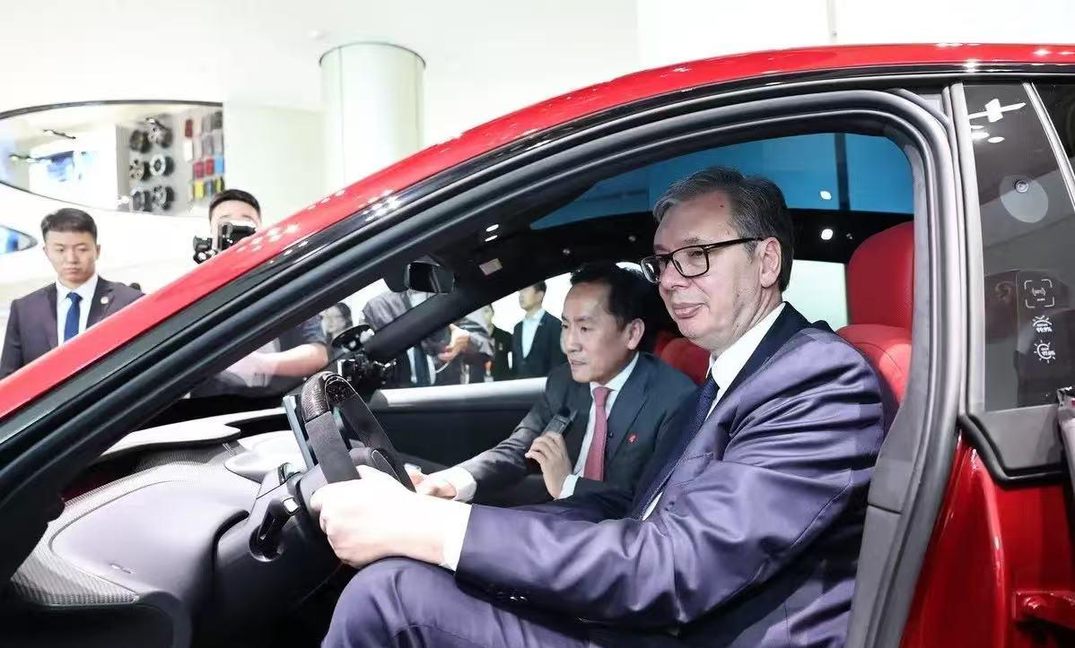 “武契奇”说买不起小米汽车后，
雷军当天就发文回复了，
真的是高情商回复，
人家