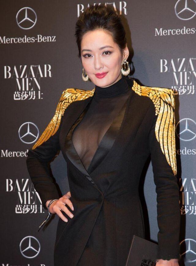 她完美地诠释了，女人老了之后也一样那么大气自然，性感动人，只要保持完美的身材就不