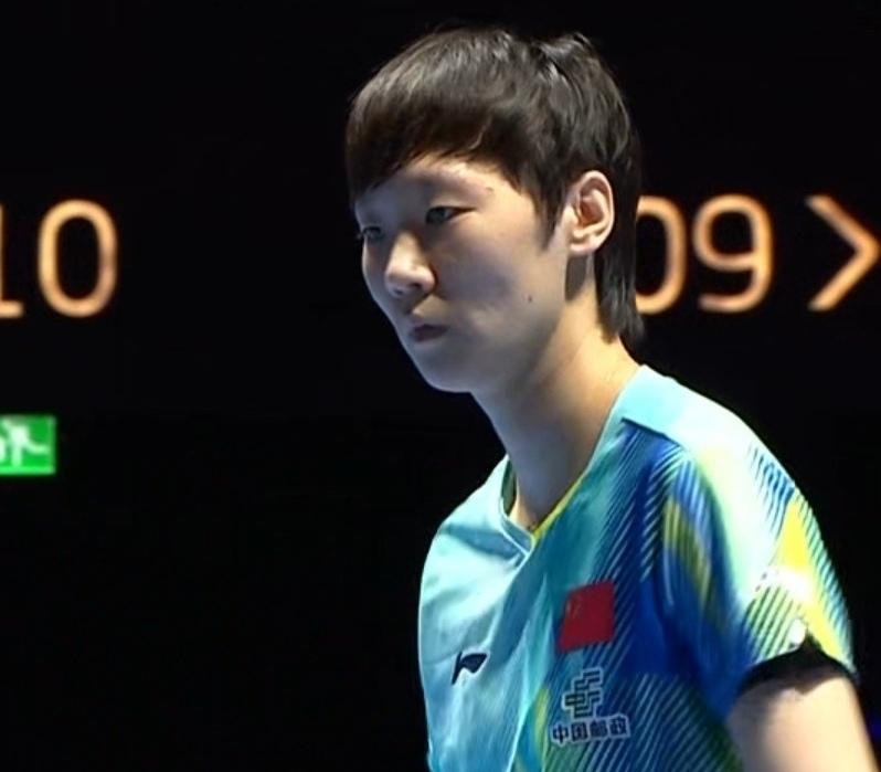 第三轮小组赛，王曼昱3-0横扫阿库拉，以第一身份晋级淘汰赛。
阿库拉一上来非常凶