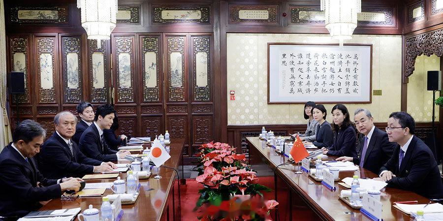 11月9日，在北京会见日本内阁特别顾问、国家安全保障局长秋叶刚男 ​​​