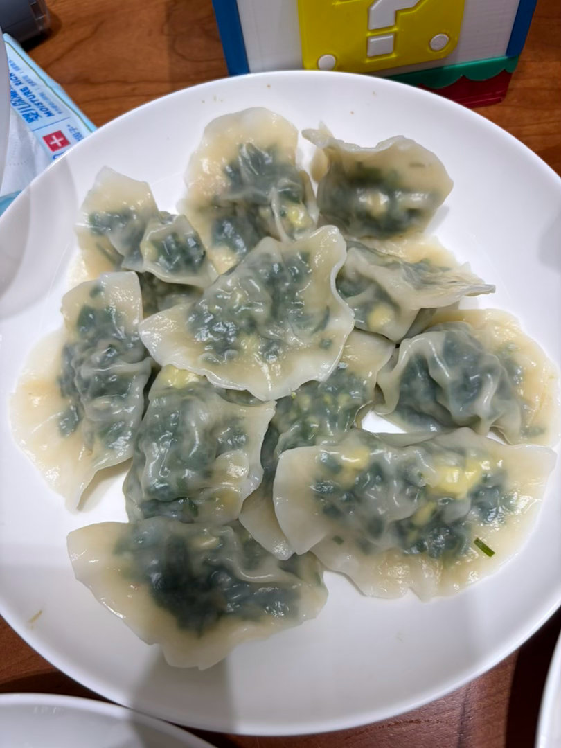 满满一盆馅儿，包了135个饺子，上午带姐俩跳舞，下午到家哄多宝，实在没空自己擀皮