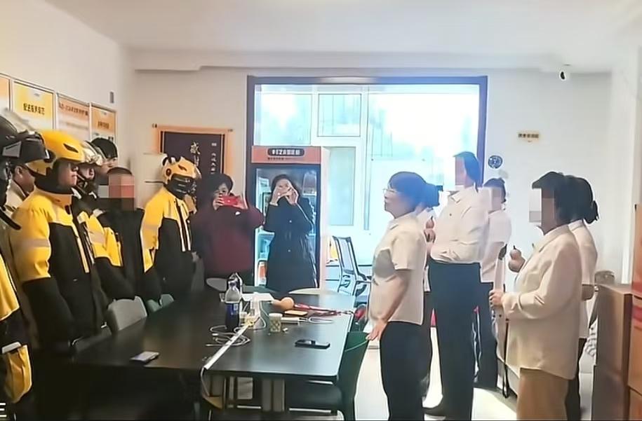 谁说我们的工会是摆设的，看看年底我们的工会做了什么事，他们带着乐器和歌声，为外卖