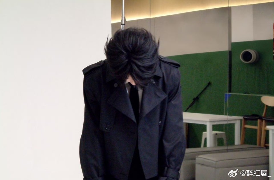 穆祉丞黑色风衣 太湖湾公式照鲨疯了🔥！黑风衣一穿，弟弟秒变氛围感老公，舞台见！