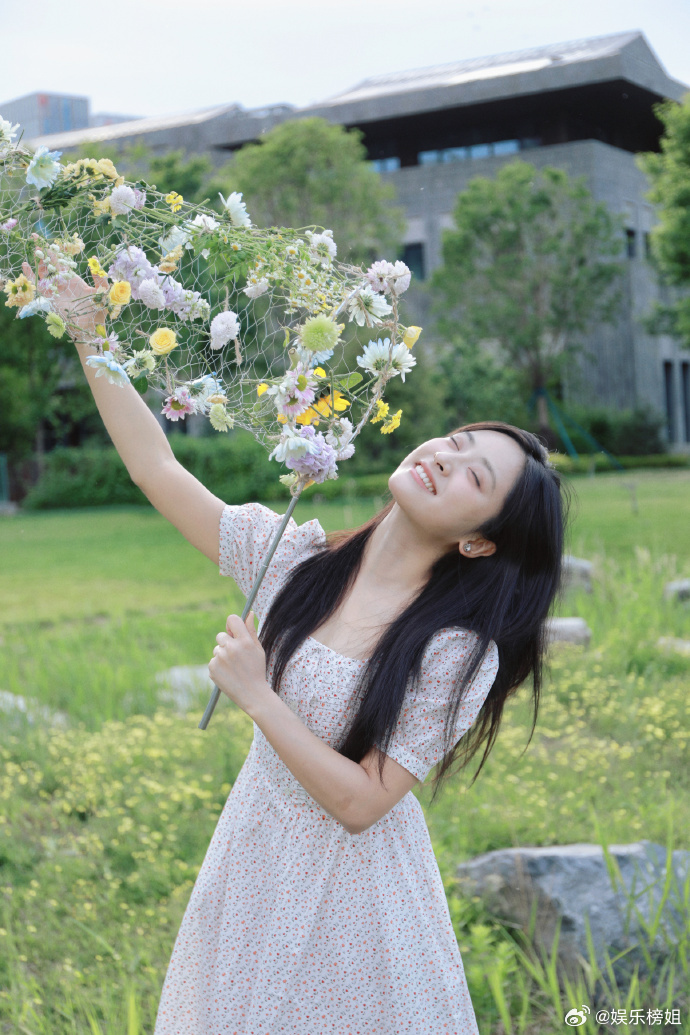 沈月碎花裙好美啊！也太合适了吧！[哇] ​​​