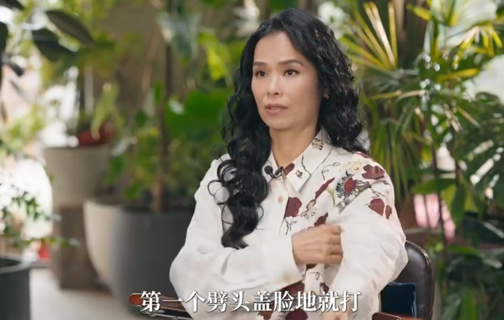 韦唯被母亲打的时候还想唱歌 看到这段采访心里酸酸的。韦唯小时候被母亲打，连哭都不