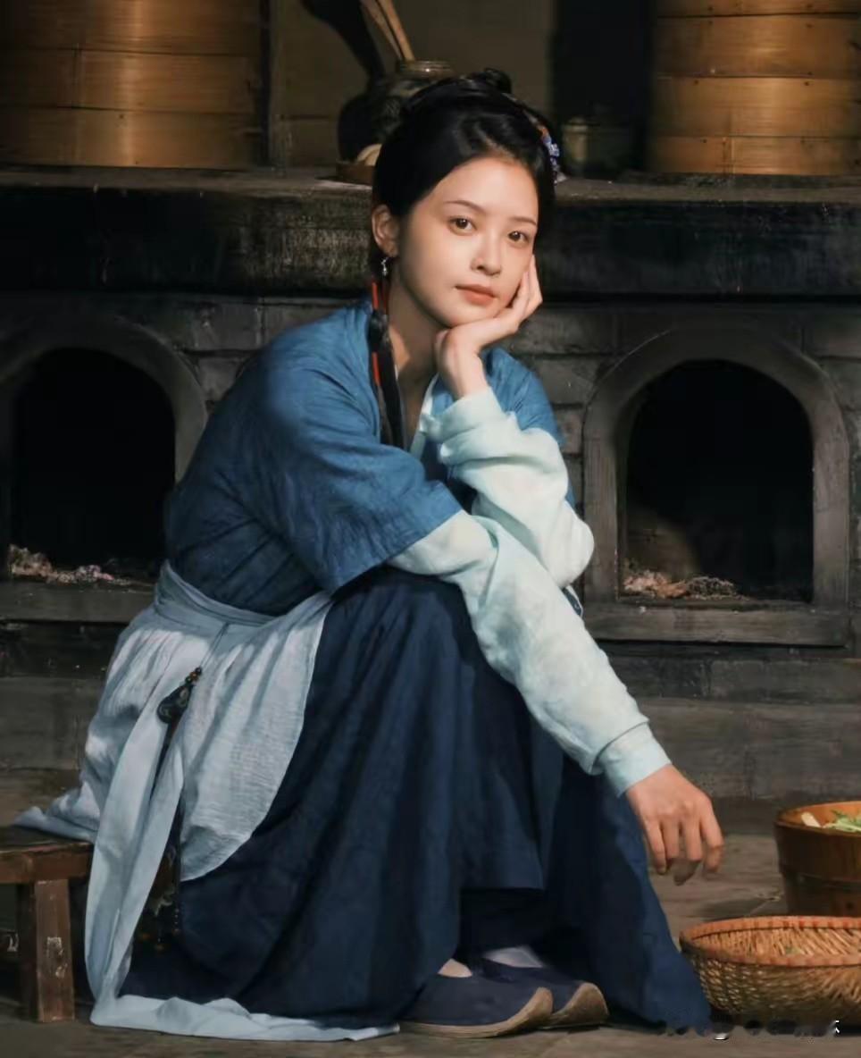 九年了，
她演了二十多部戏，
没几个人叫得出名字。
直到她在《兰香如故》里演了一