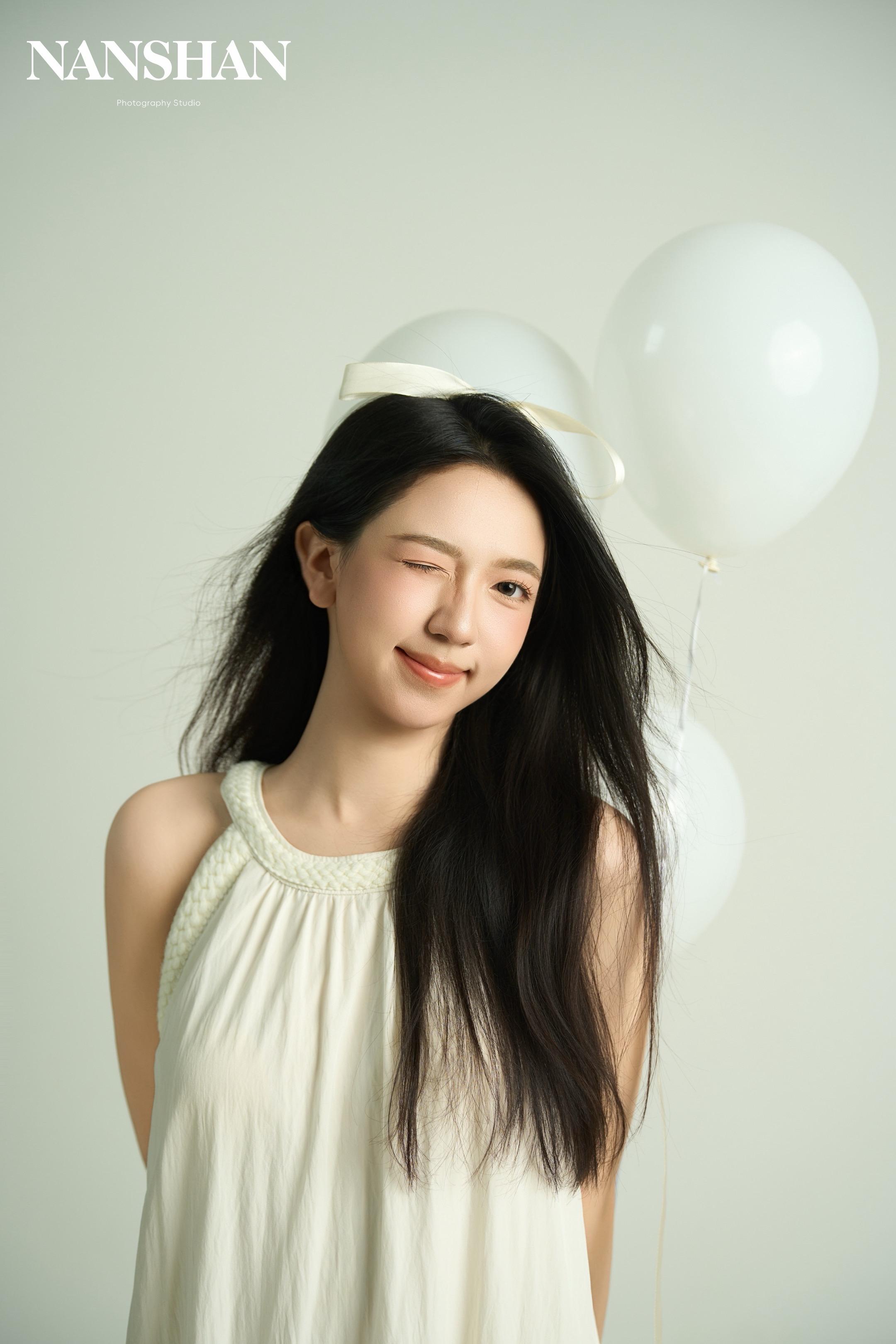 没有繁杂的装饰 以白纱裙高级感和蛋糕的温柔甜意 定格于属于自己的生日瞬间~