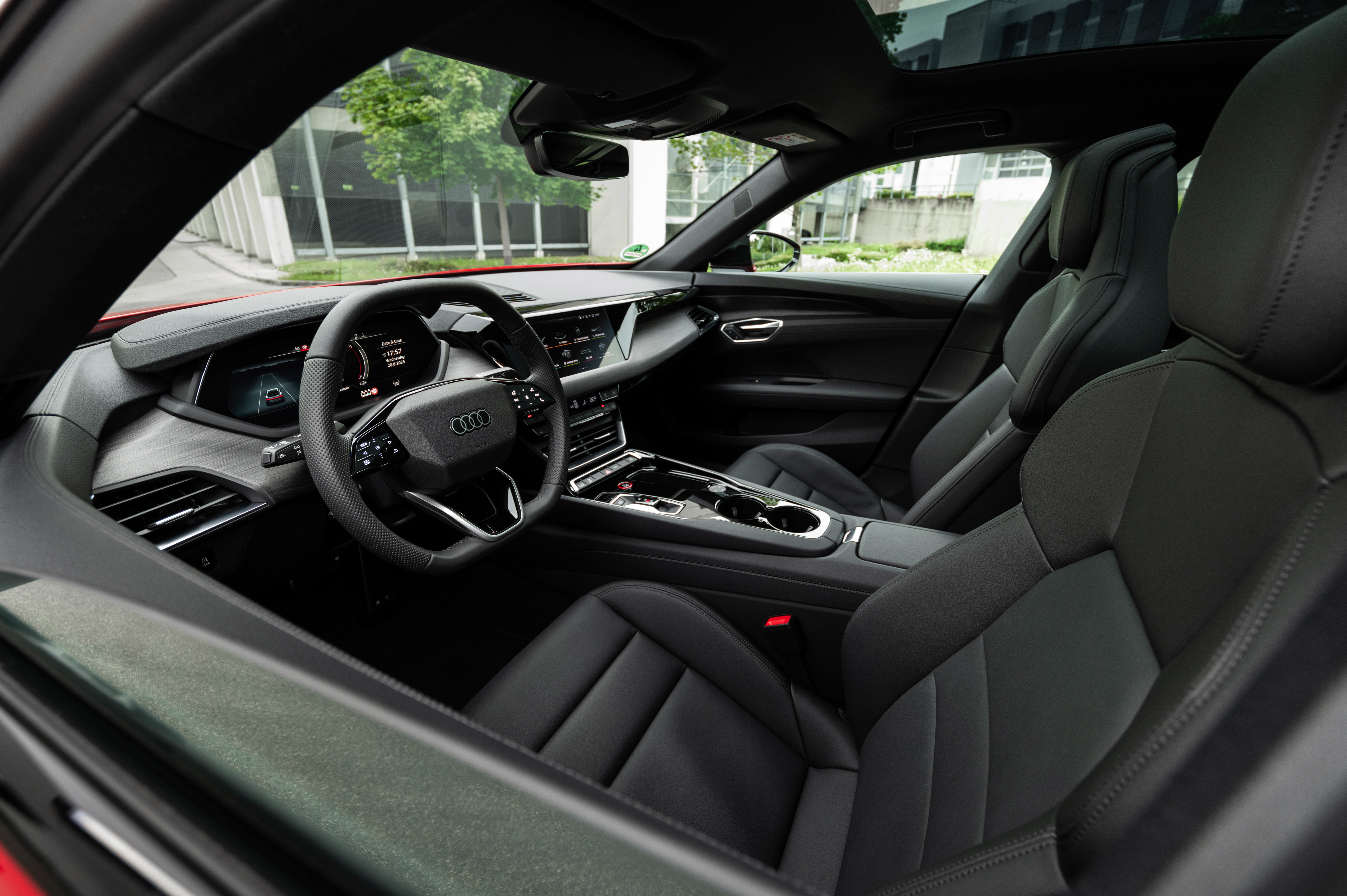 Audi e-tron GT quattro 与Porsche Taycan 共