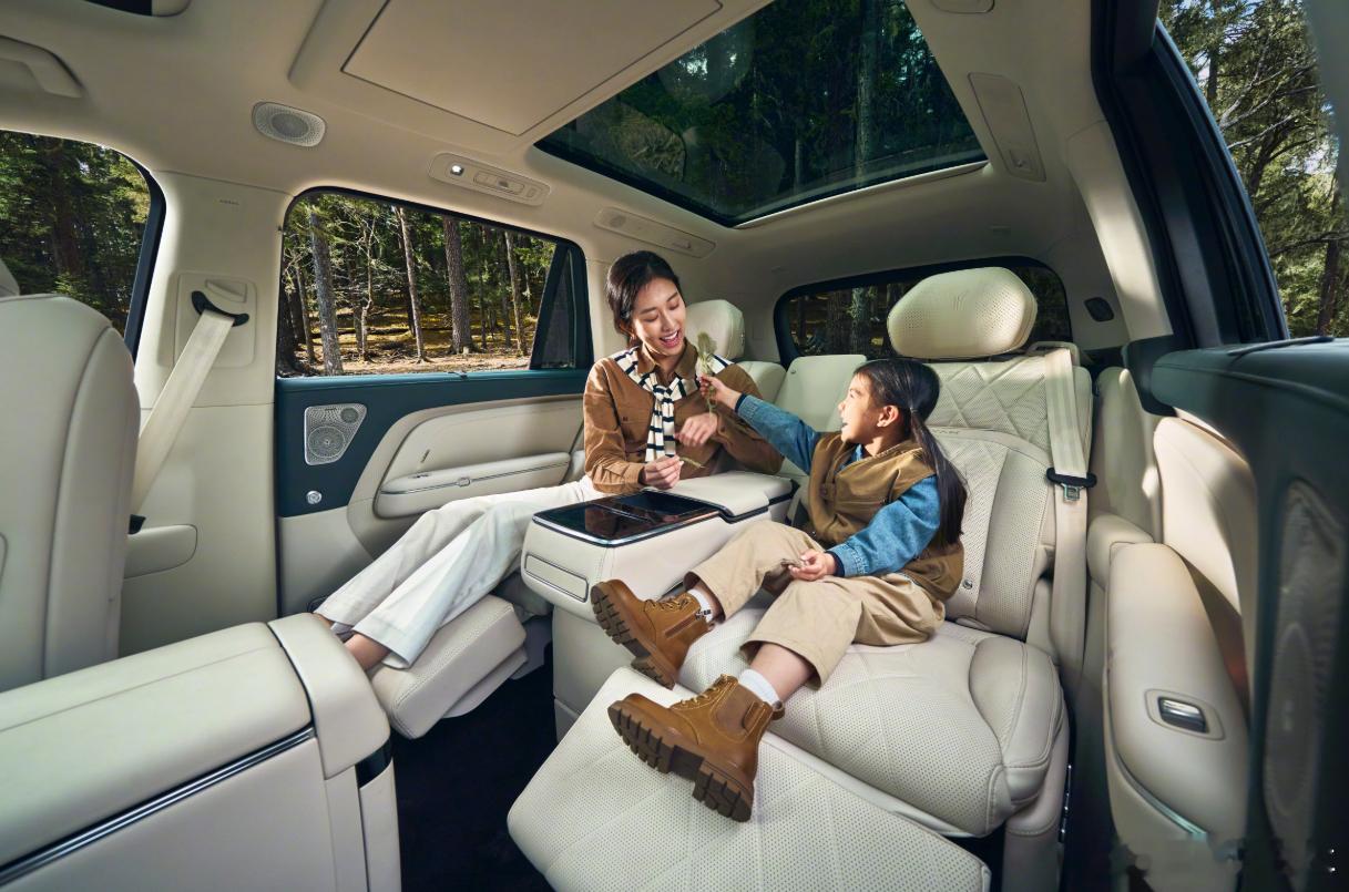 岚图泰山 X8 正式开启预售，发布会以 888 杯奶茶制造话题，成为现场一大亮点