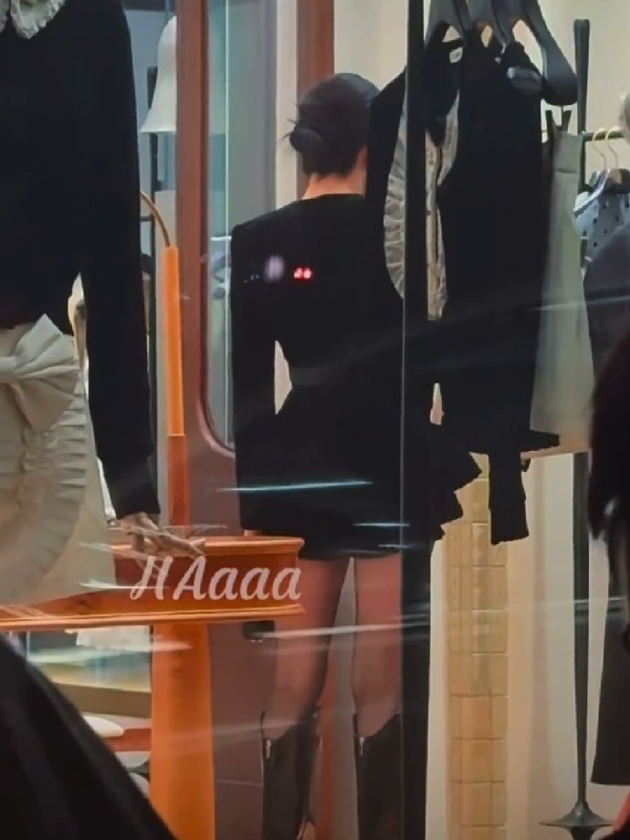 迪丽热巴卫蓝黑金look 迪丽热巴短裙黑丝长靴 迪丽热巴卫蓝黑金look，迪丽热