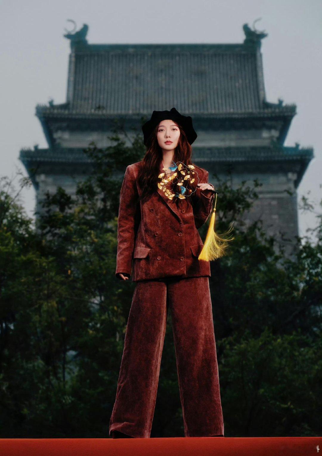 #王珞丹把春夏秋冬穿在了身上# 王珞丹宛如时尚缪斯，将春夏秋冬化为身上的华服。那