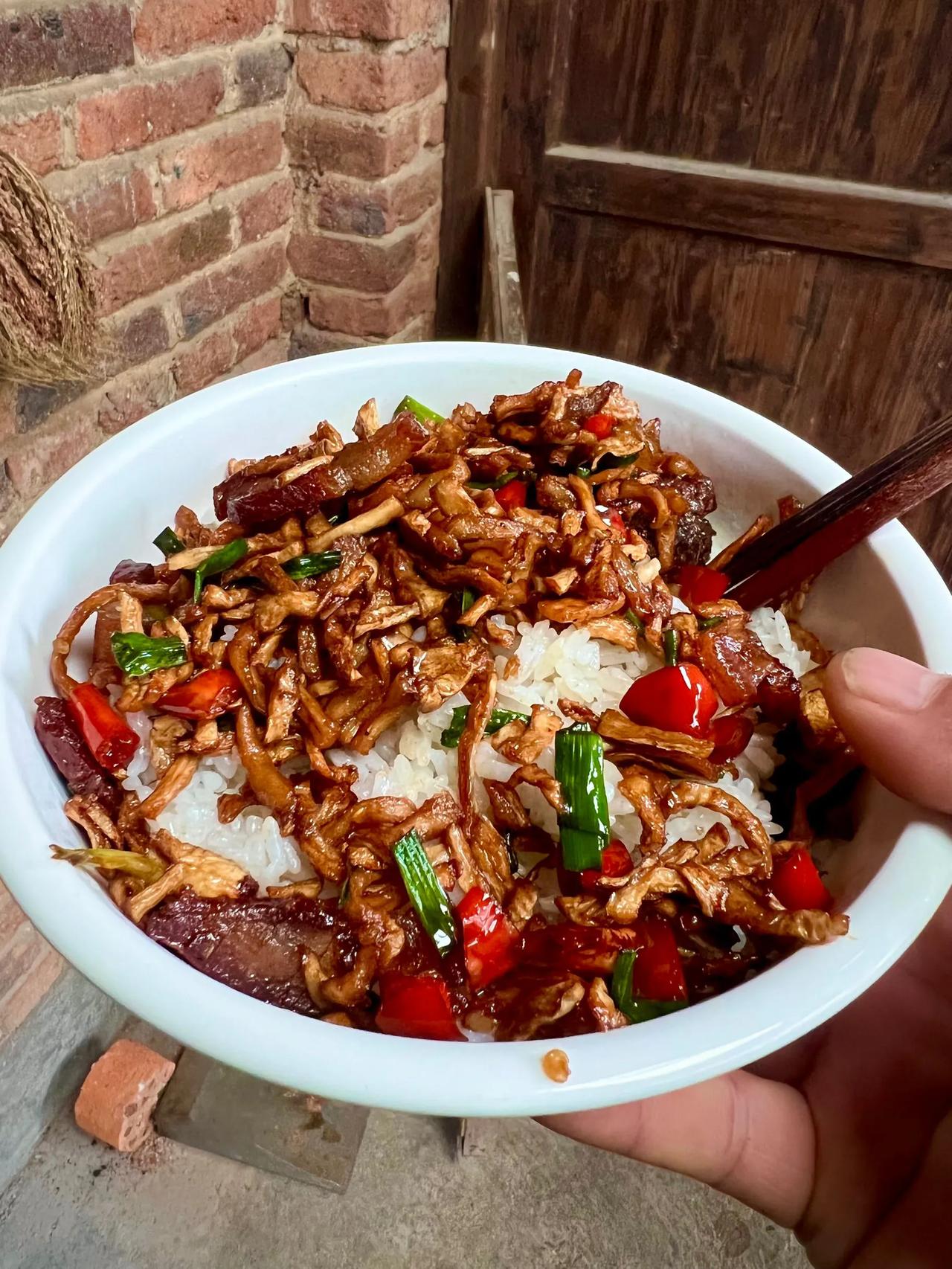 湖南名菜萝卜条炒腊肉
湖南农家萝卜条