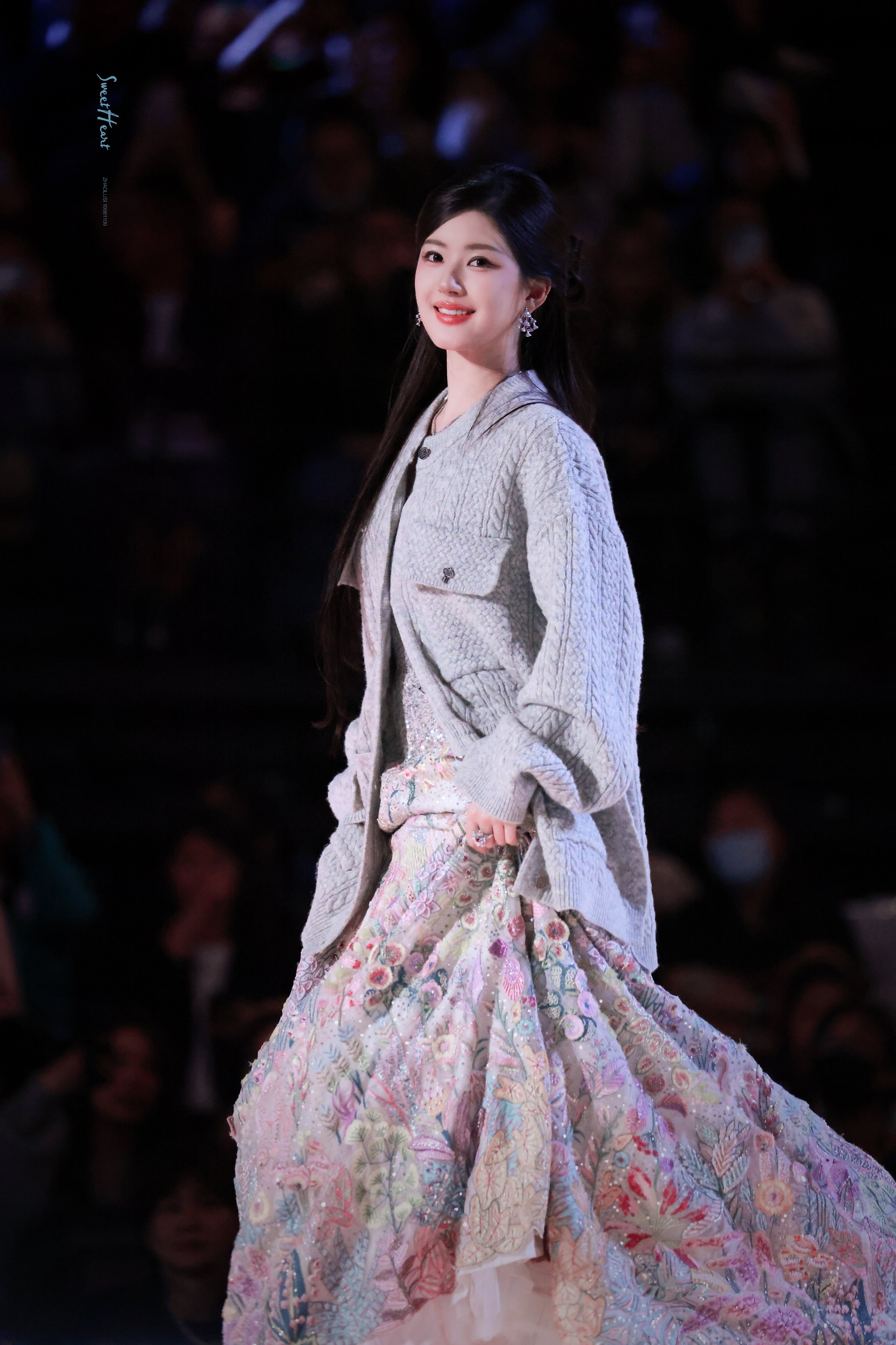 #赵露思花海礼裙# [兔子]#赵露思神隐# 海外最具人气演员——赵露思​​​