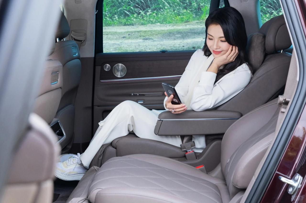 刘涛老钱风更是妈咪级别妈咪的穿搭是一种生活态度，选车其实也是。看了问界M9星光之