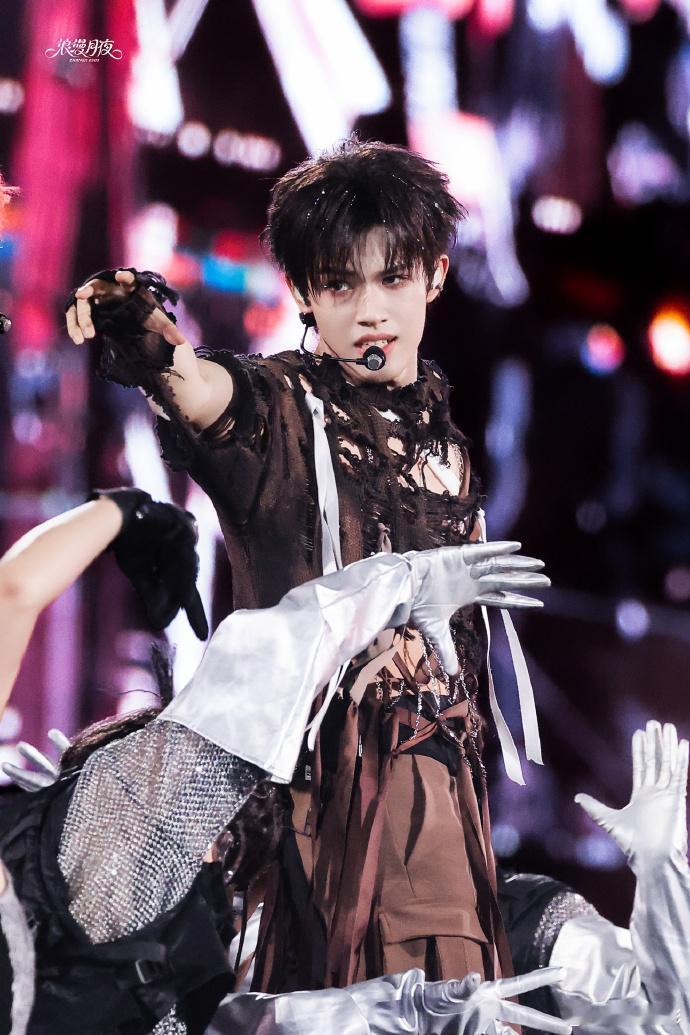 张极绷带造型富有且大方 绷带元素本来就难驾驭，他一上身却变成高级定制现场，线条干