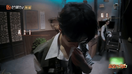 许凯做坏事时从来不嫌麻烦密室大逃脱 许凯吃糖被辣后，一点没嫌麻烦，直接打包分享给